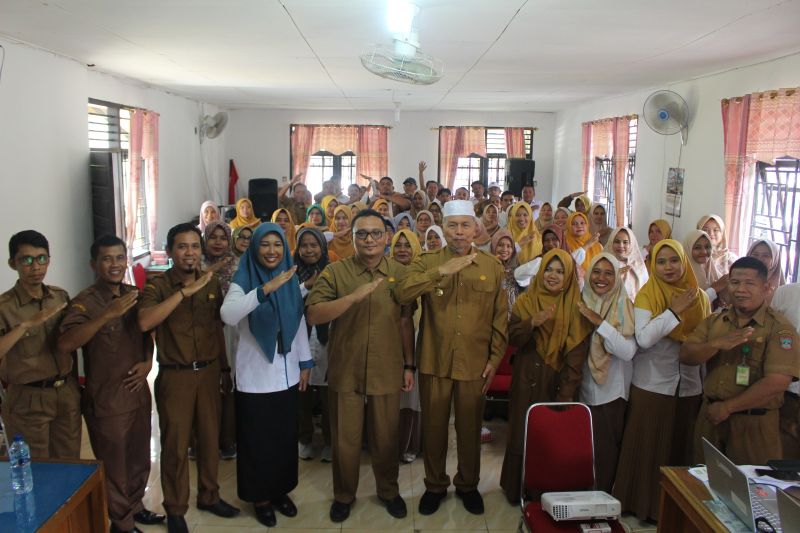 Pemkab Pasaman Barat memberikan pembekalan ke penyuluh pertanian dalam rangka meningkatkan produktifitas pertanian di daerah itu, Selasa (foto: gemapos/ antara)